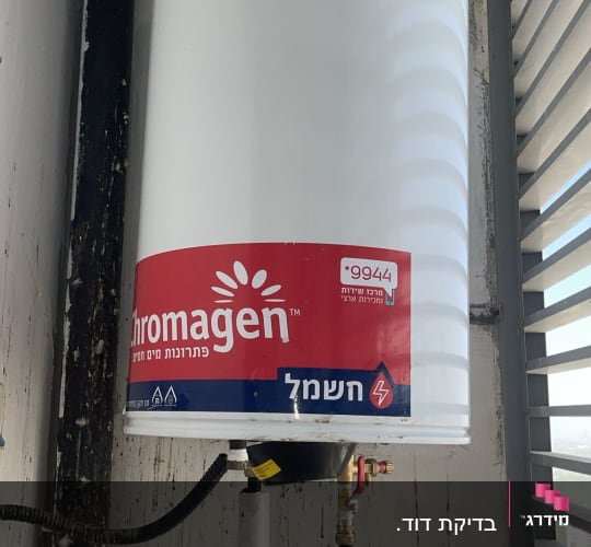 דוד שמש כרומגן מותקן על קיר עם צנרת